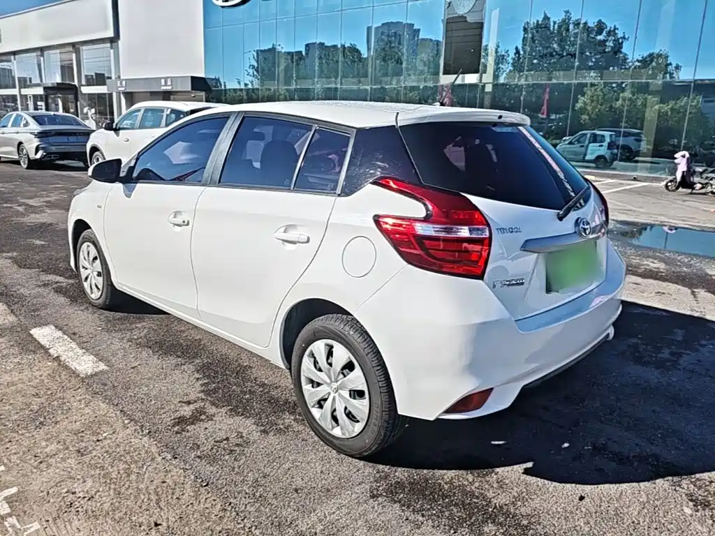 Toyota Yaris L — фото 4