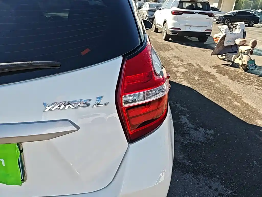 Toyota Yaris L — фото 7