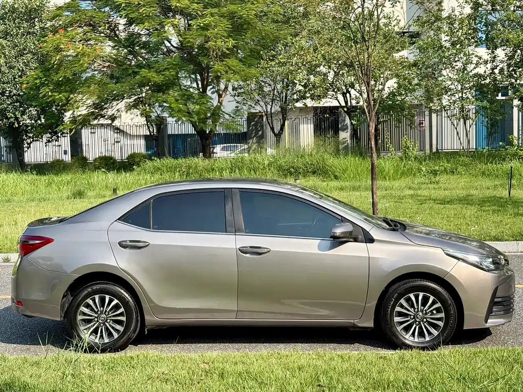 Toyota Corolla — фото 7