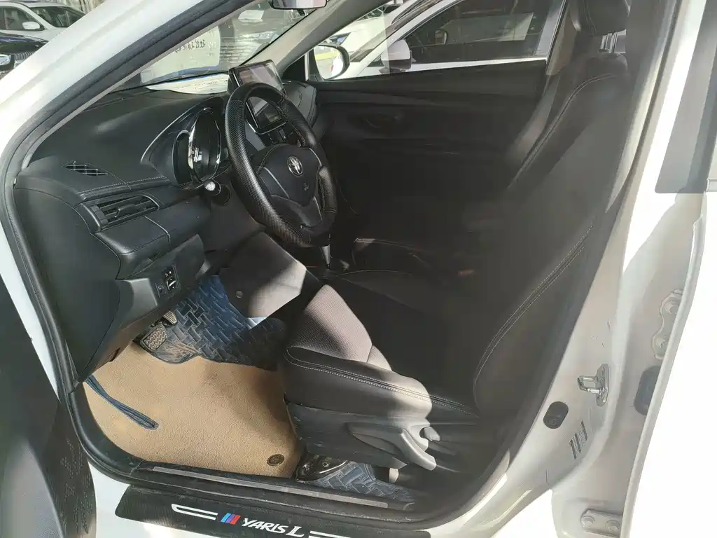 Toyota Yaris L — фото 4