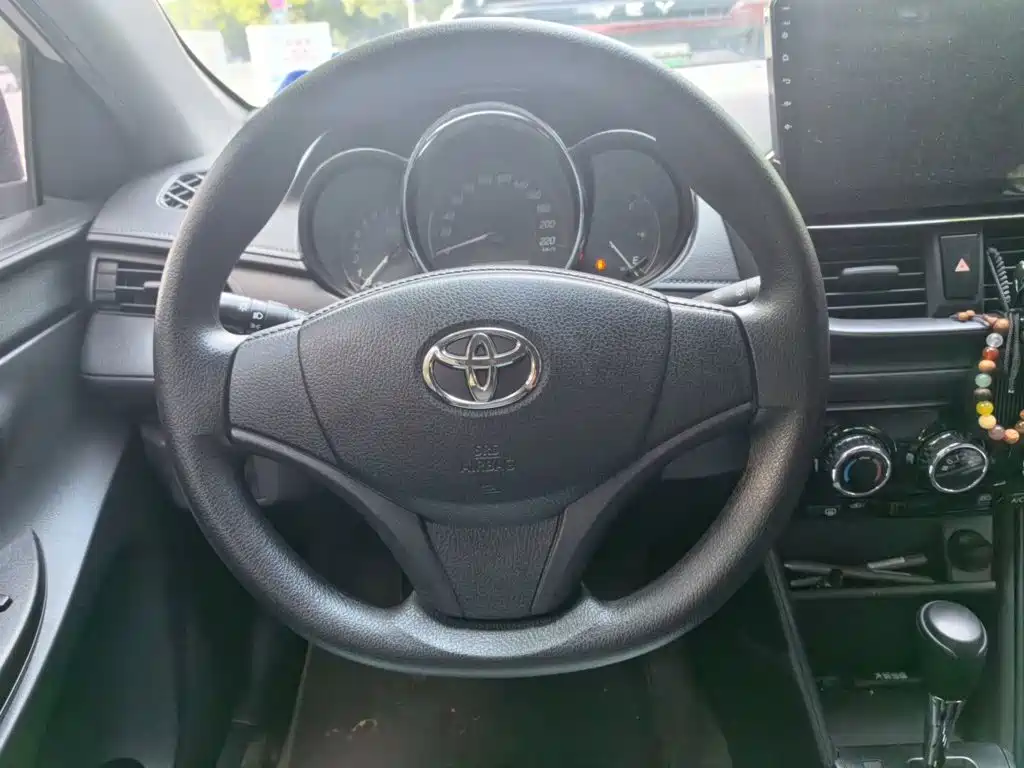 Toyota Yaris L — фото 2