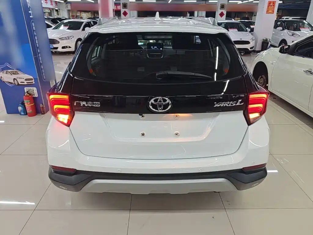Toyota Yaris L — фото 5