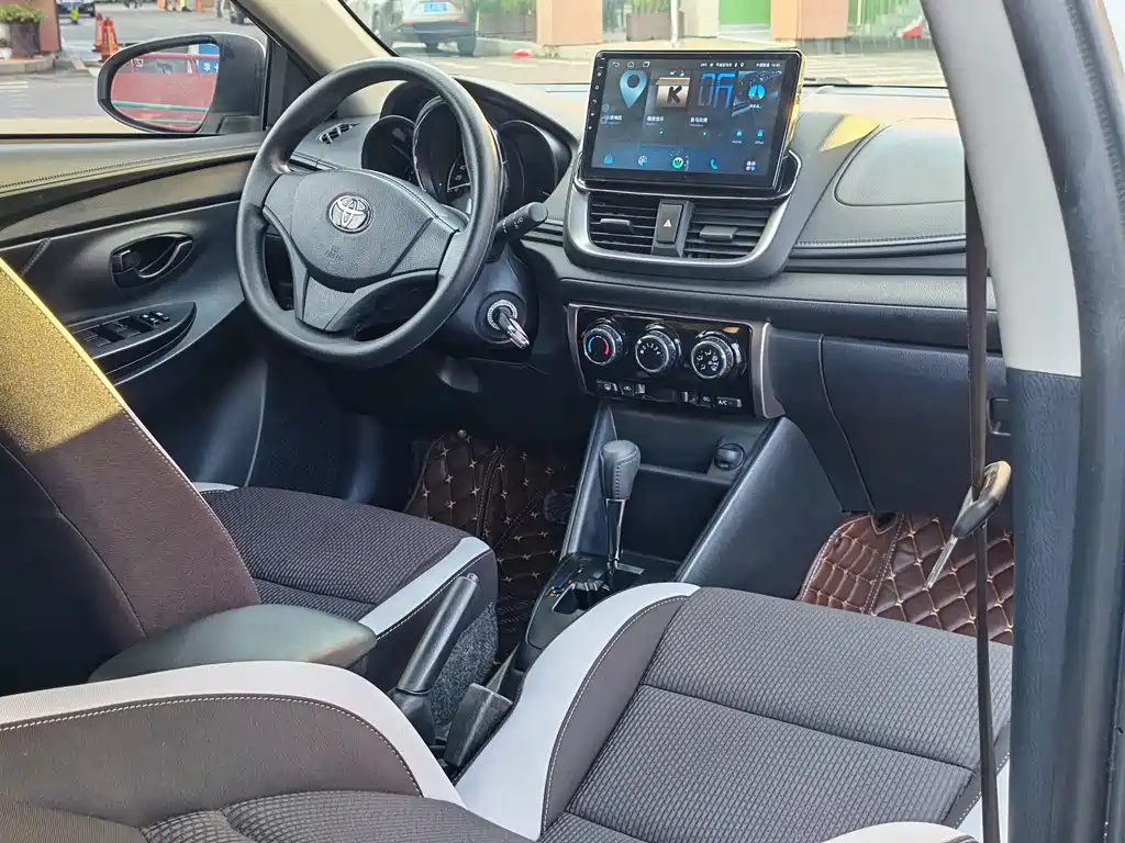 Toyota Yaris L — фото 4