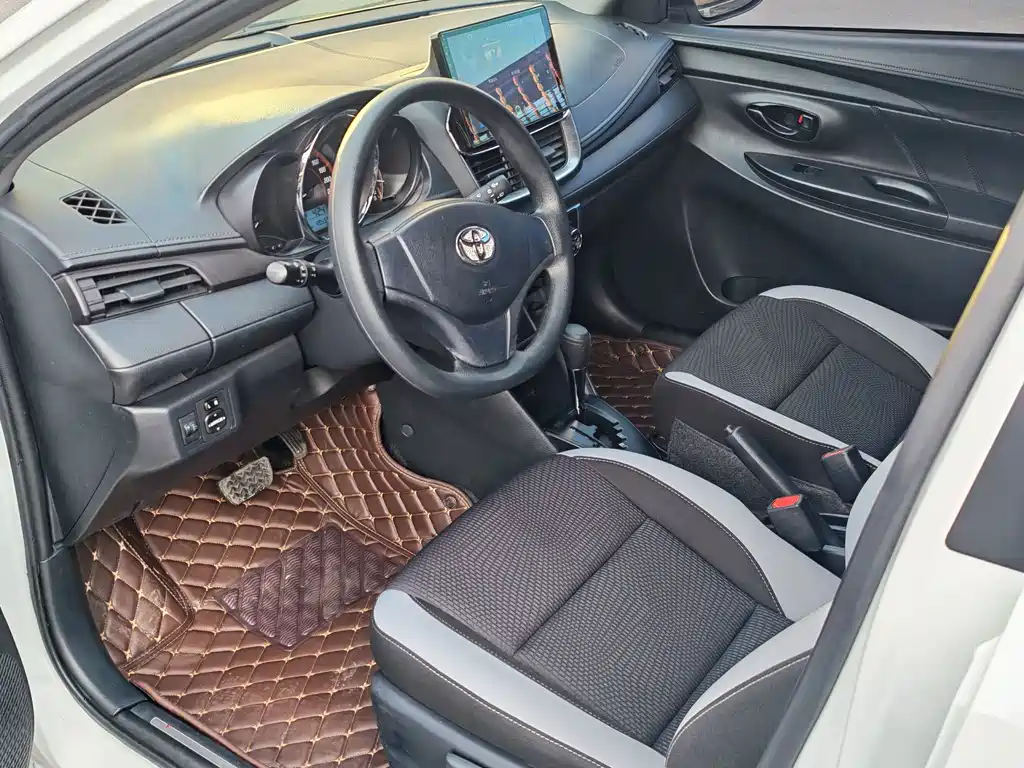 Toyota Yaris L — фото 8