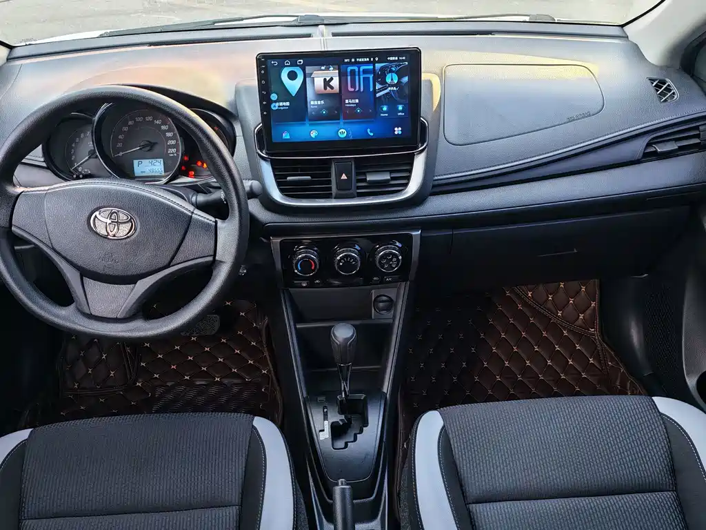 Toyota Yaris L — фото 10