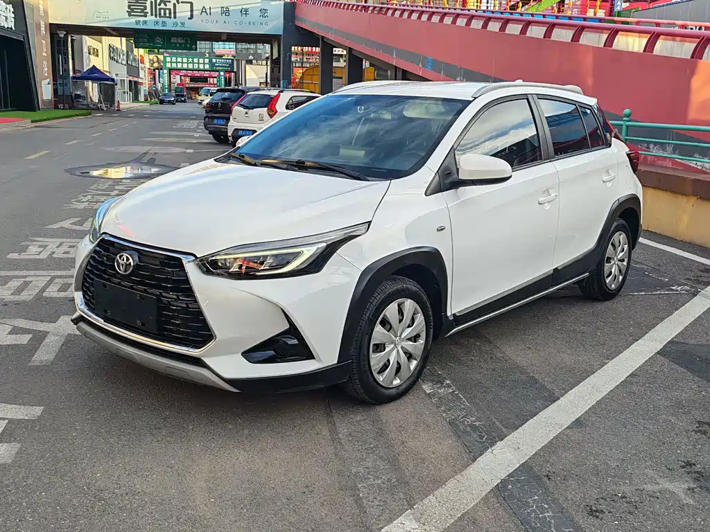 Toyota Yaris L — фото 1