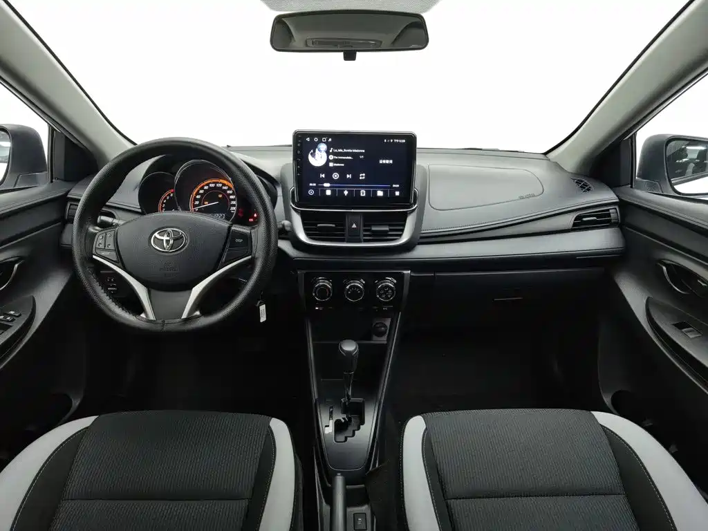 Toyota Yaris L — фото 5