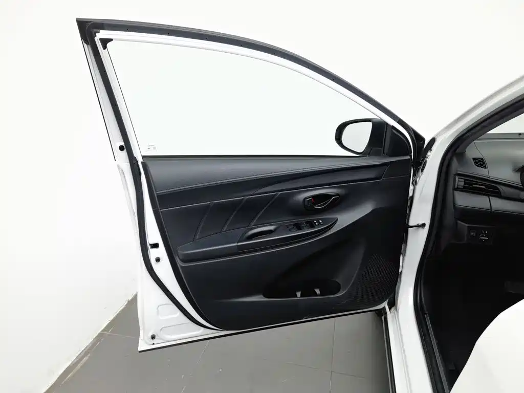 Toyota Yaris L — фото 8