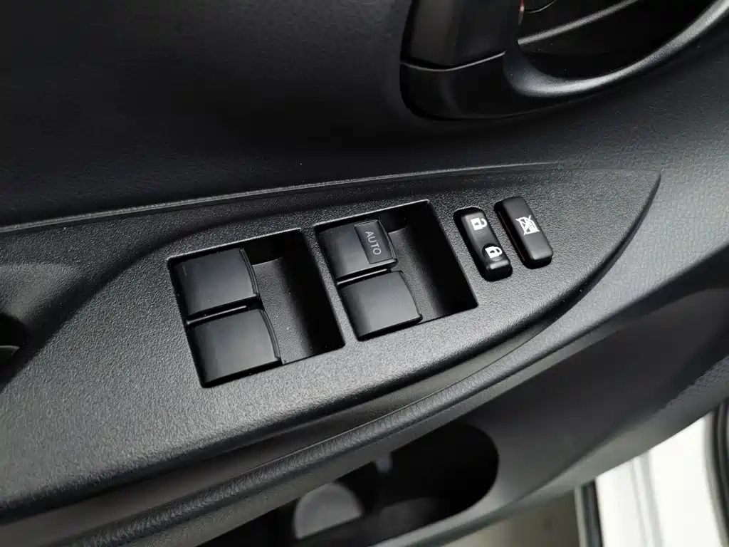 Toyota Yaris L — фото 9
