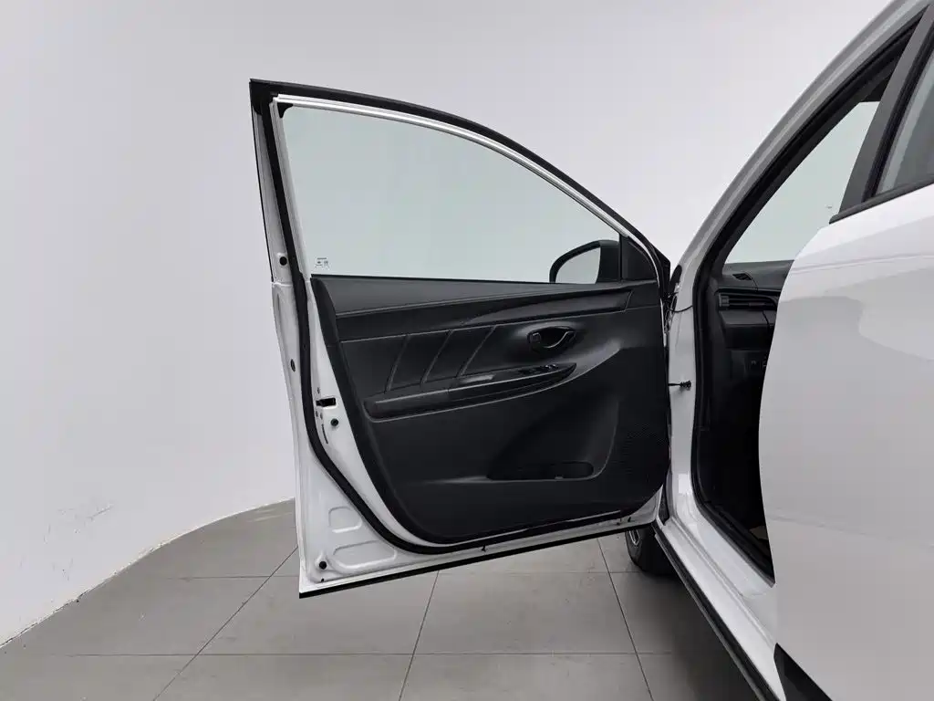 Toyota Yaris L — фото 8
