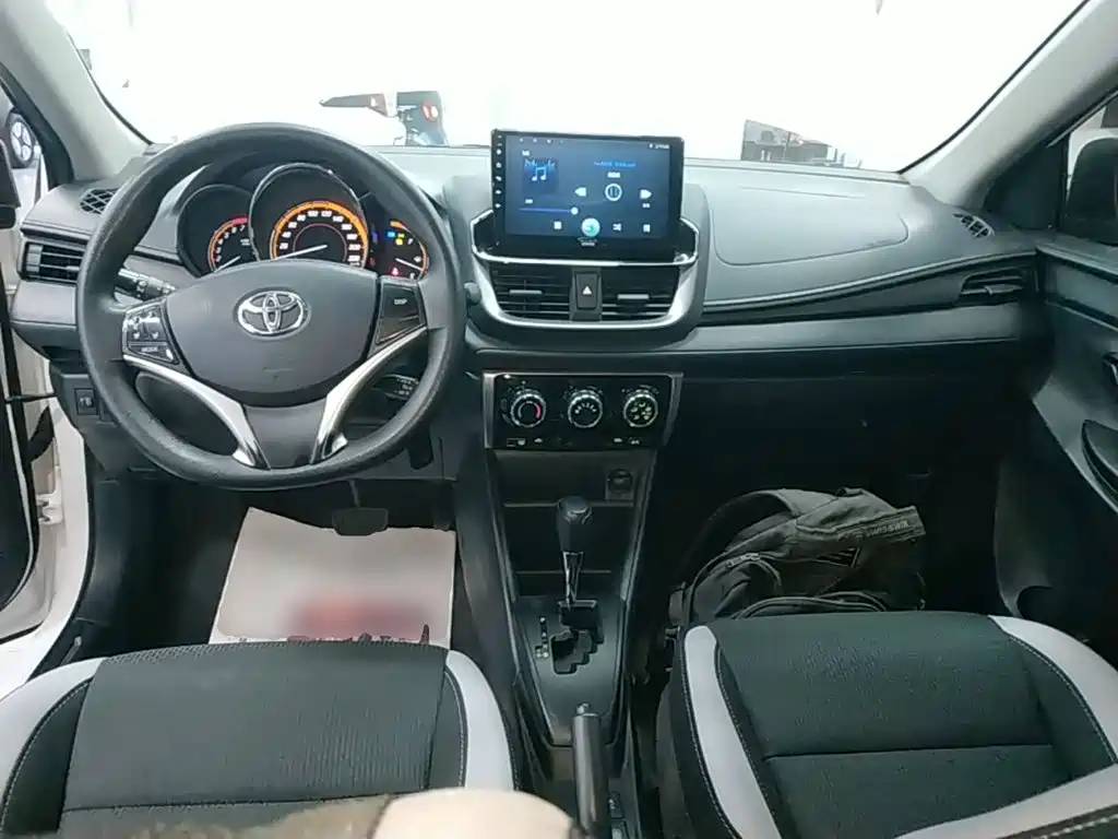Toyota Yaris L — фото 9