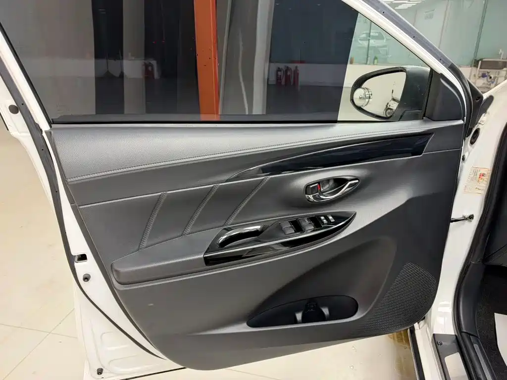 Toyota Yaris L — фото 8