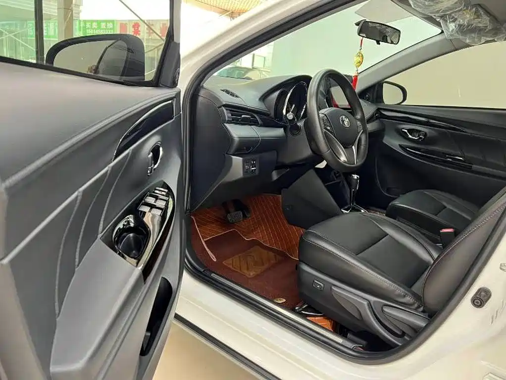 Toyota Yaris L — фото 10