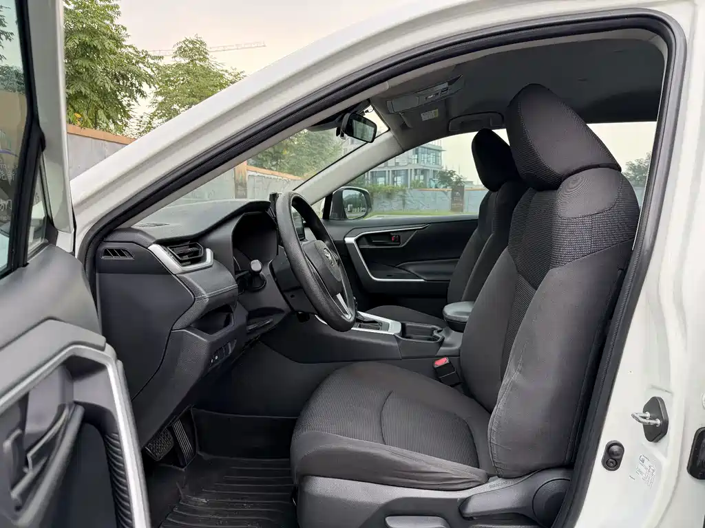 Toyota RAV4 — фото 4