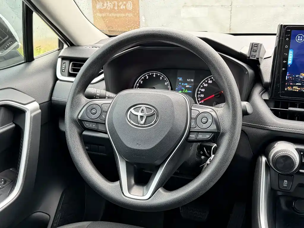 Toyota RAV4 — фото 5