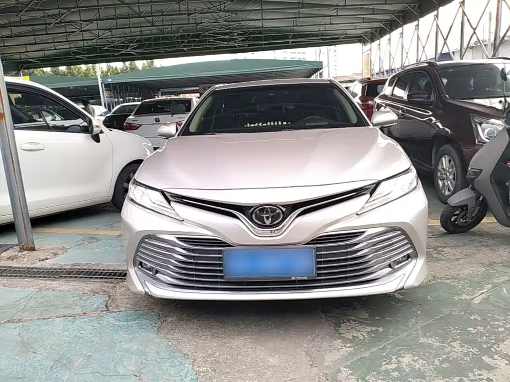 Toyota Camry — фото 2