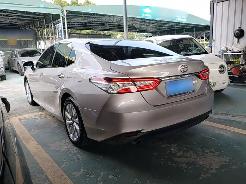 Toyota Camry — фото 4
