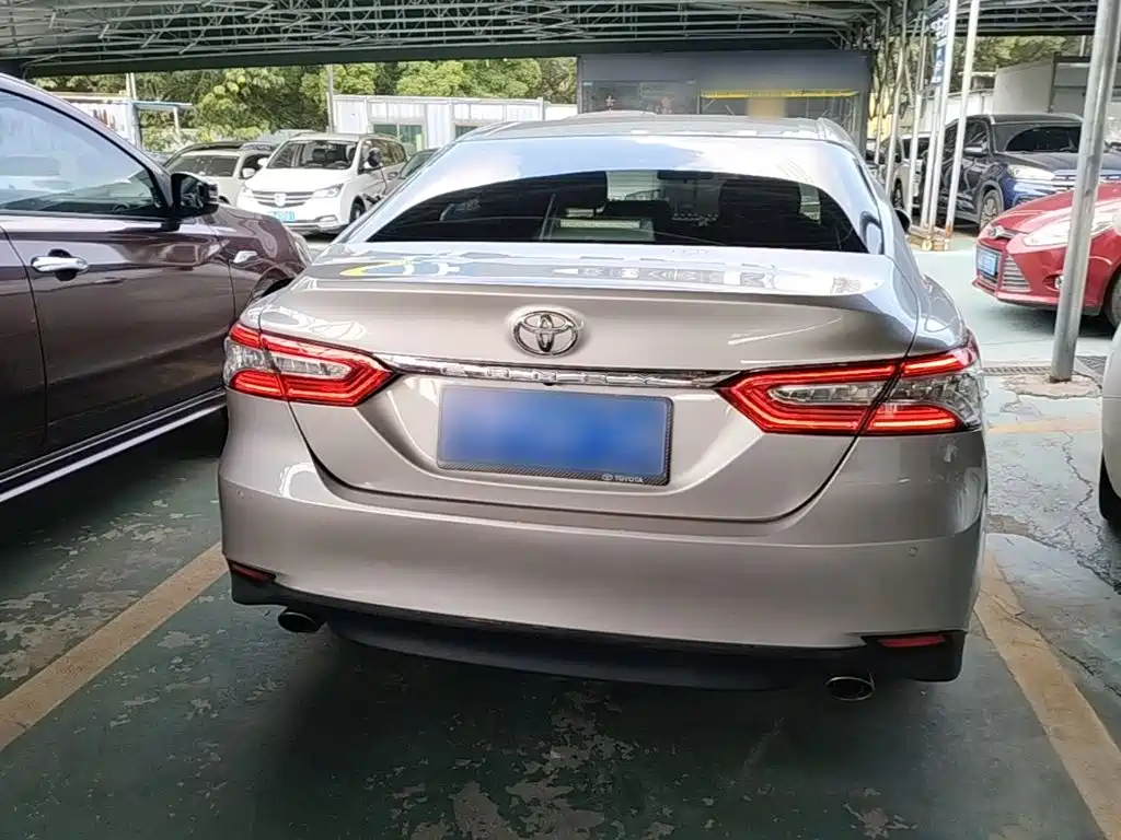 Toyota Camry — фото 5