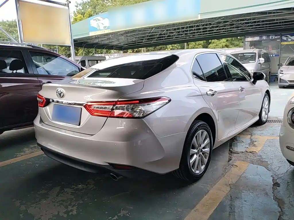 Toyota Camry — фото 6