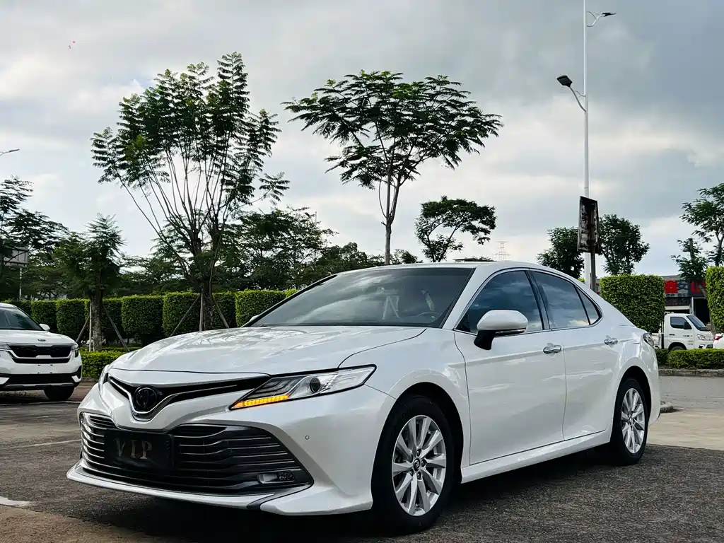 Toyota Camry — фото 3