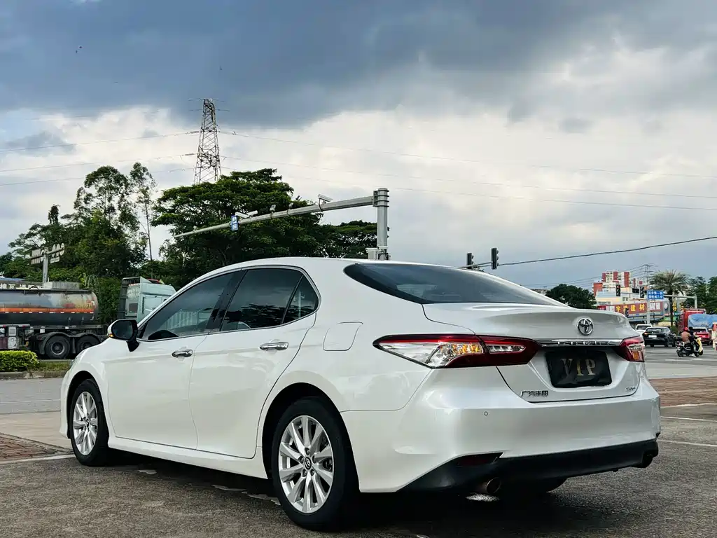 Toyota Camry — фото 5