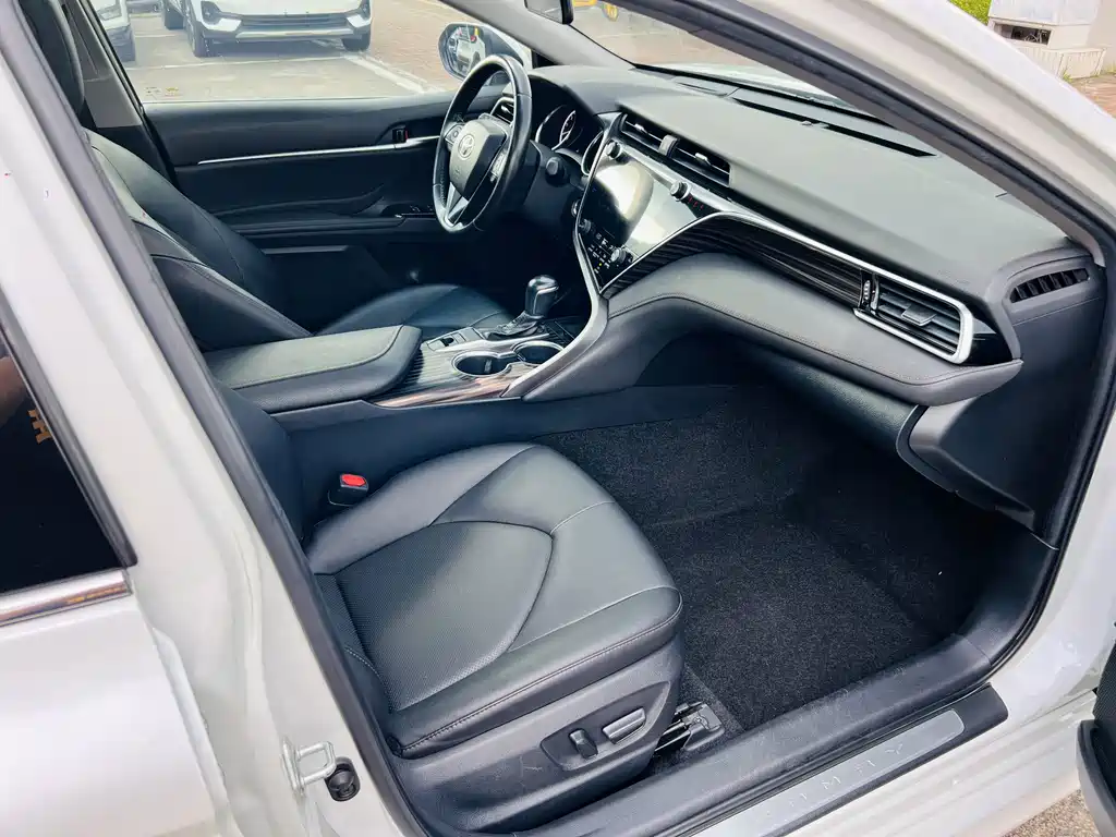 Toyota Camry — фото 9