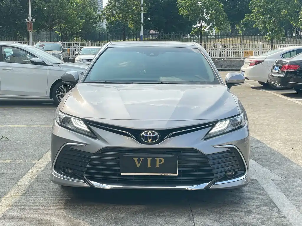 Toyota Camry — фото 2