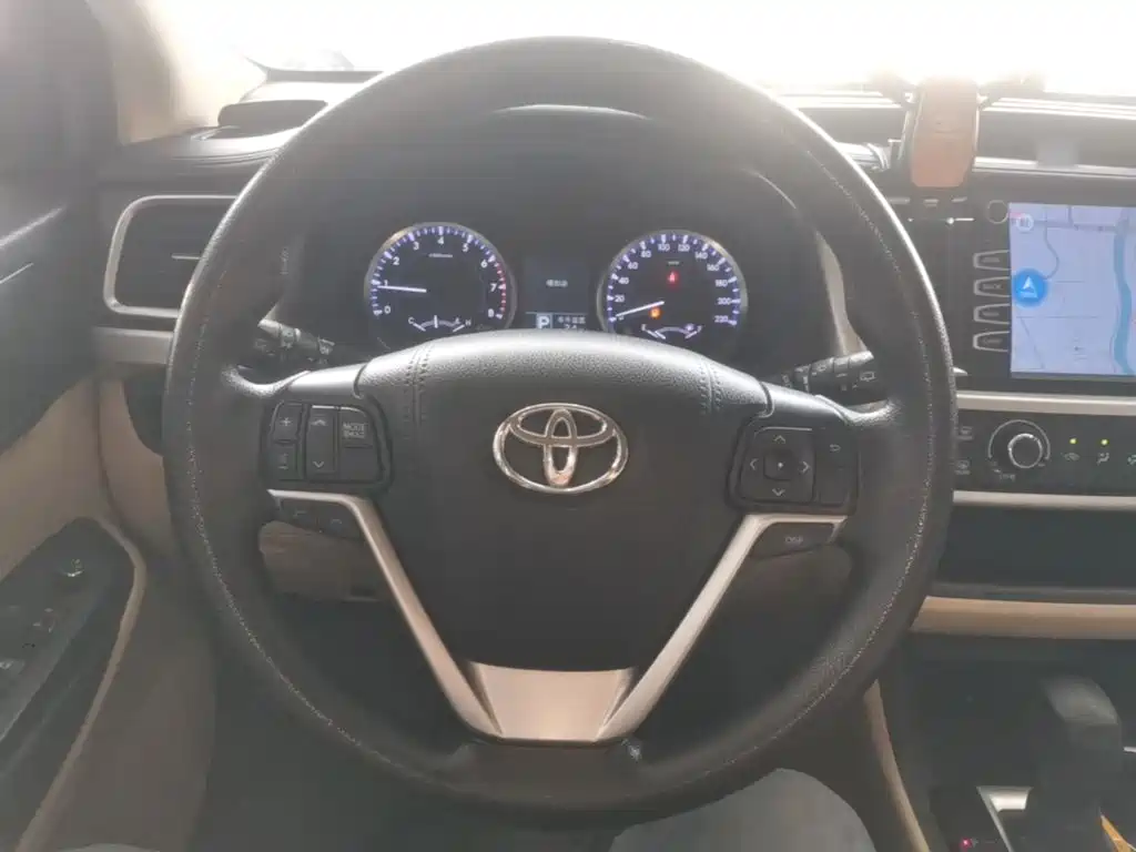 Toyota Highlander — фото 10