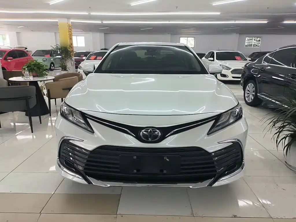 Toyota Camry — фото 2