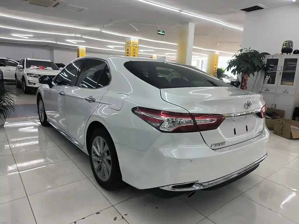 Toyota Camry — фото 4