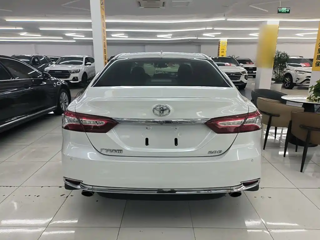 Toyota Camry — фото 5