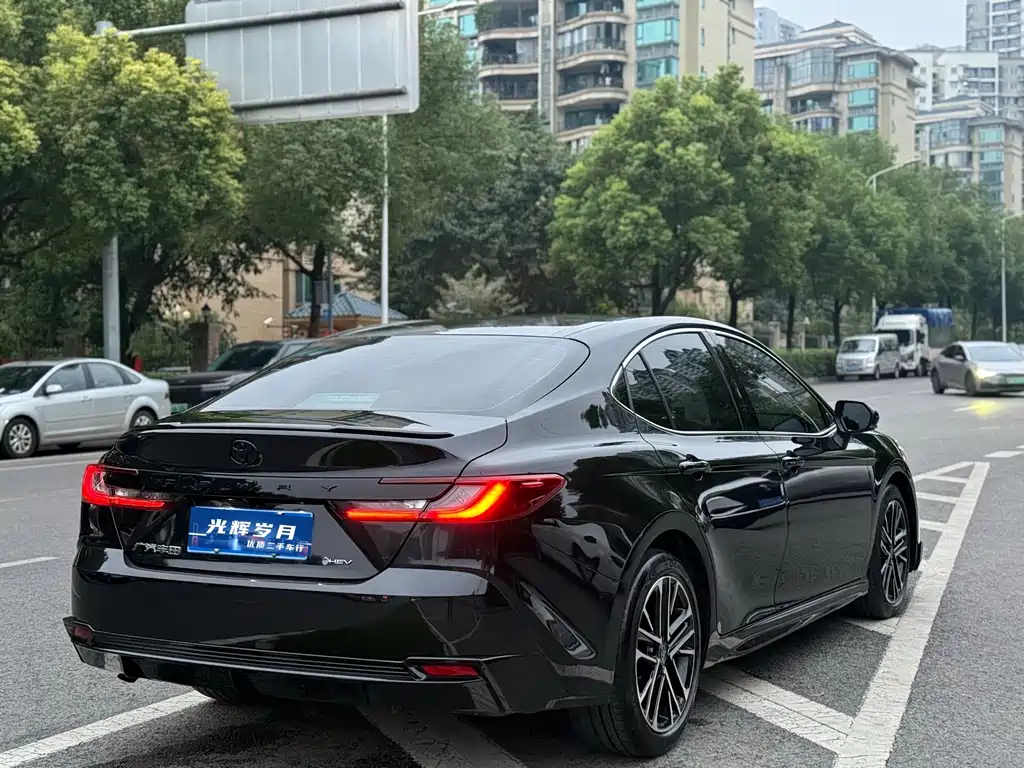Toyota Camry — фото 19