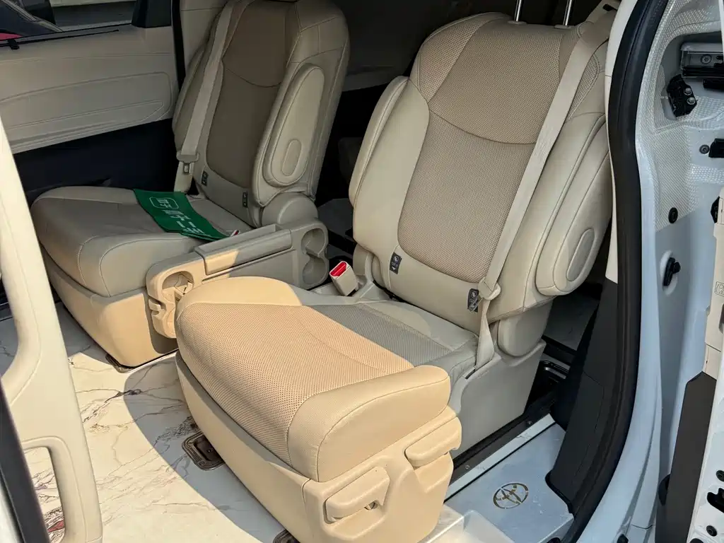 Toyota Sienna — фото 5