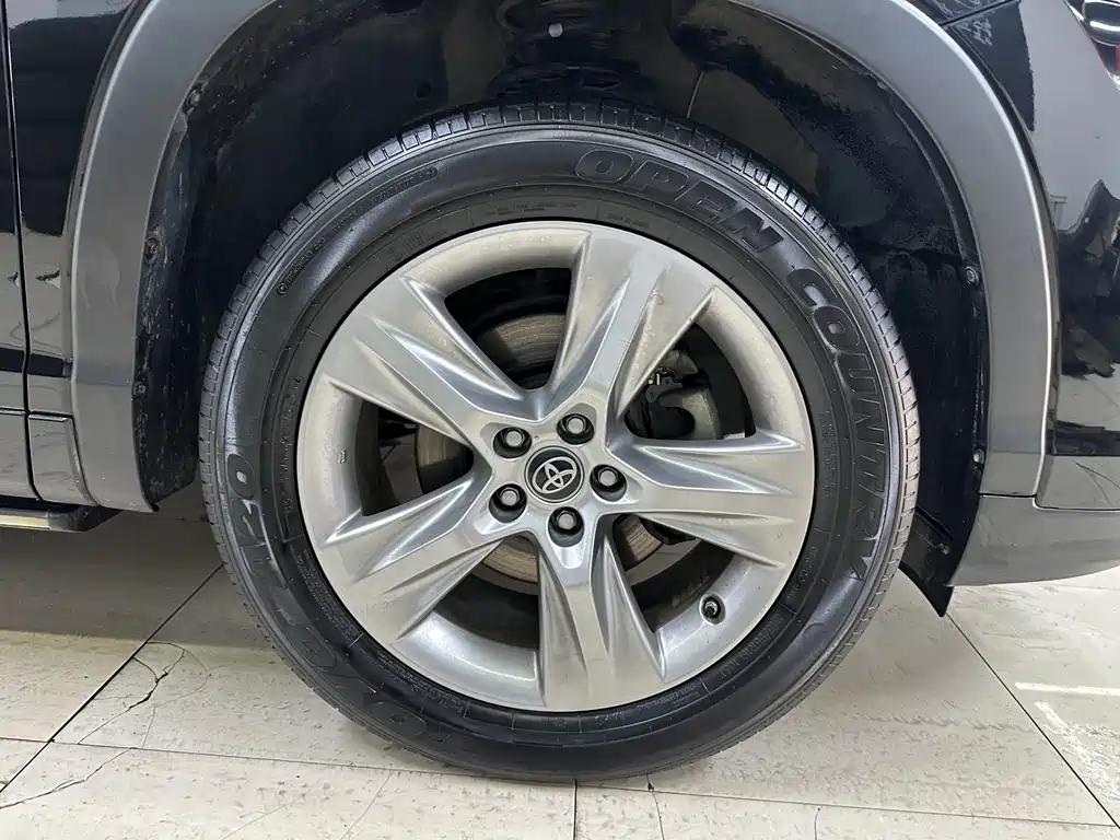 Toyota Highlander — фото 11