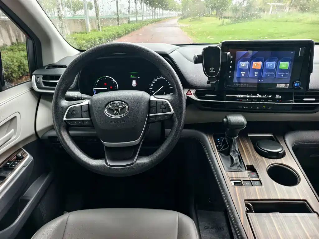 Toyota Granvia — фото 11
