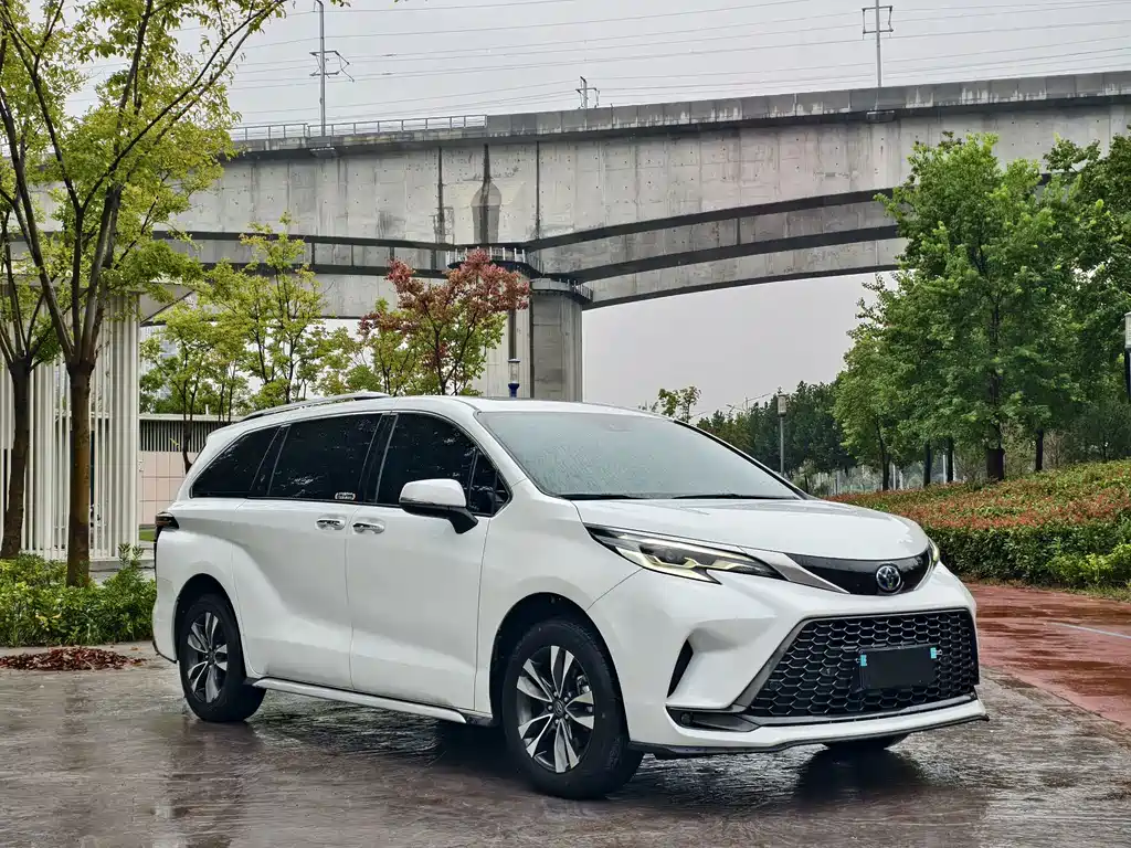 Toyota Granvia — фото 3