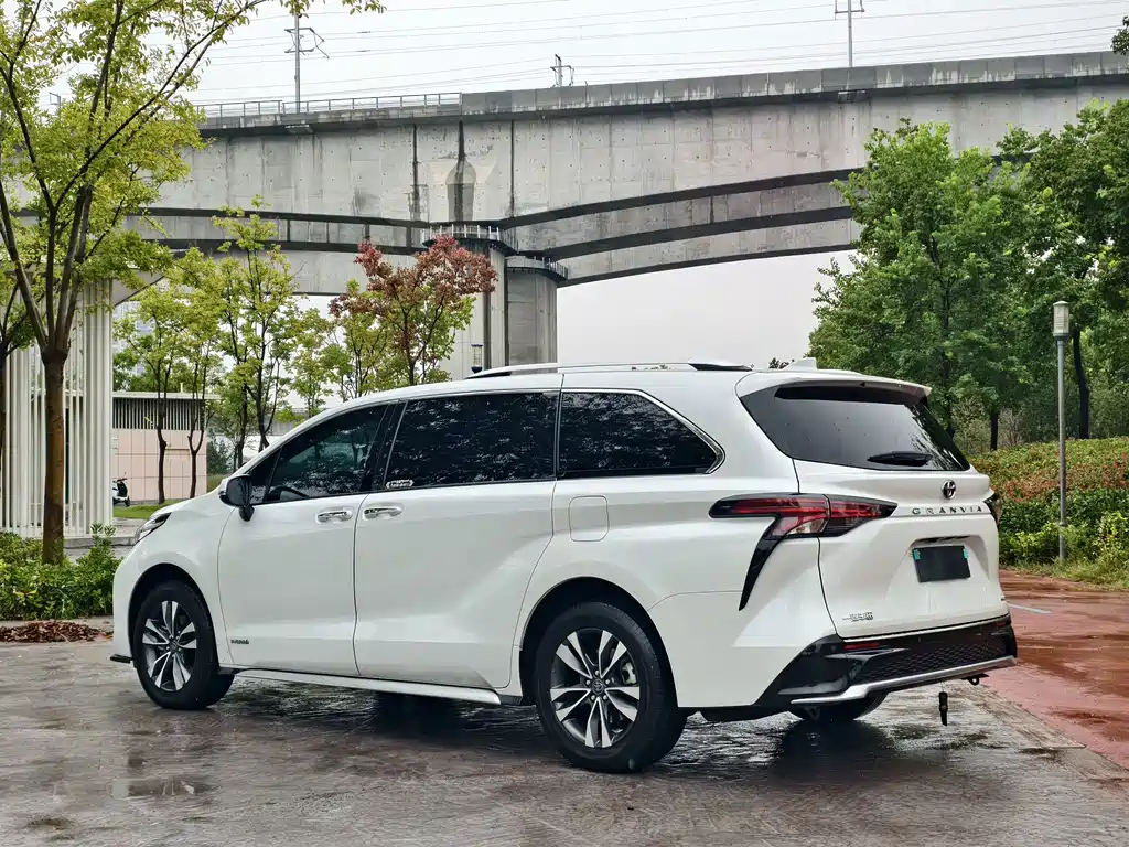 Toyota Granvia — фото 4