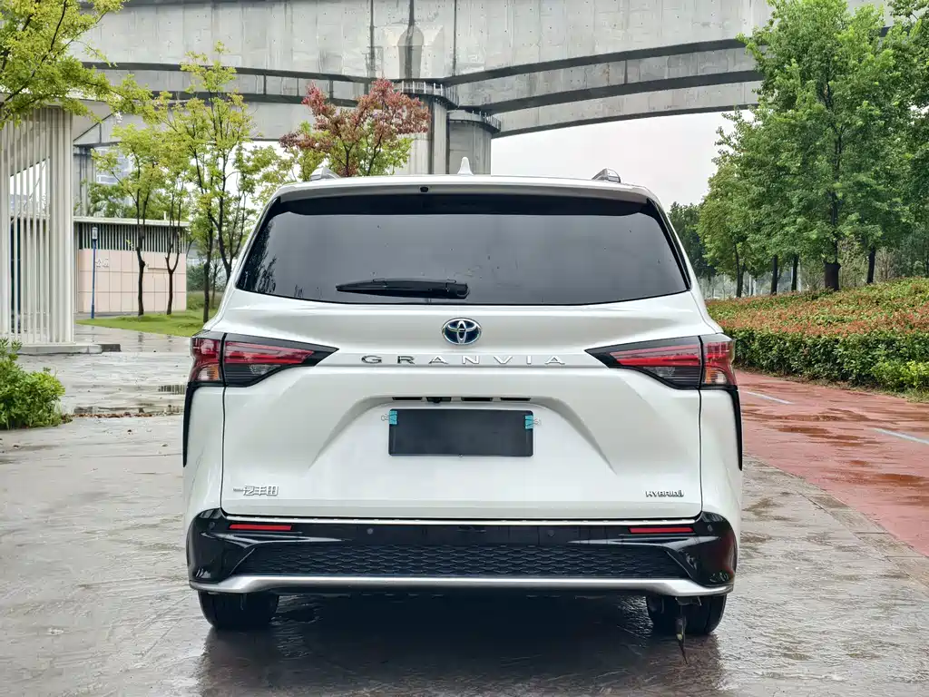 Toyota Granvia — фото 5