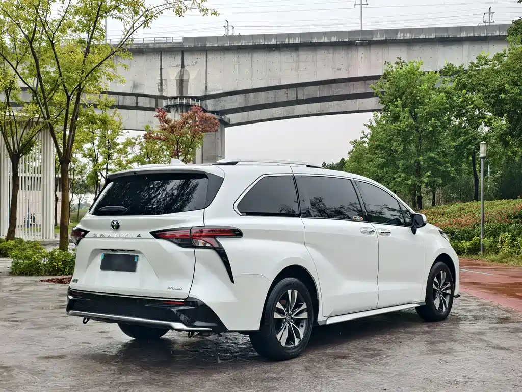 Toyota Granvia — фото 6