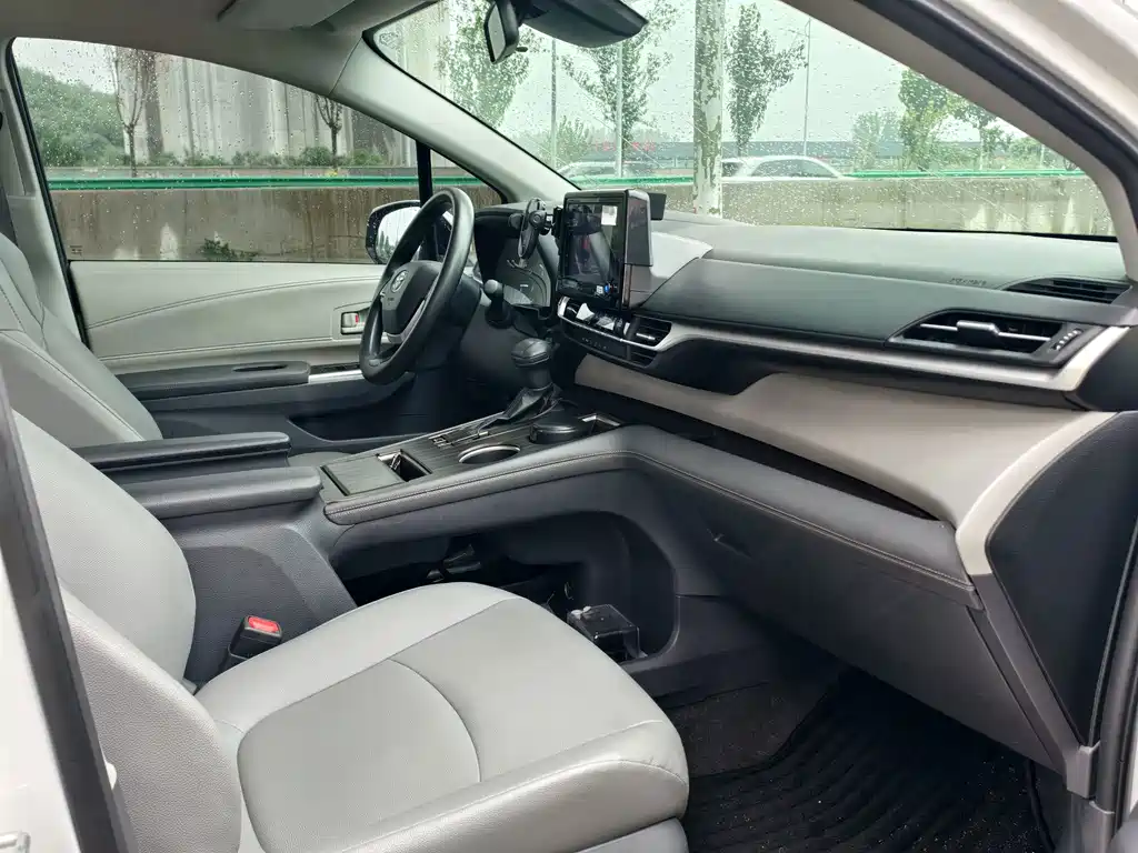 Toyota Granvia — фото 8