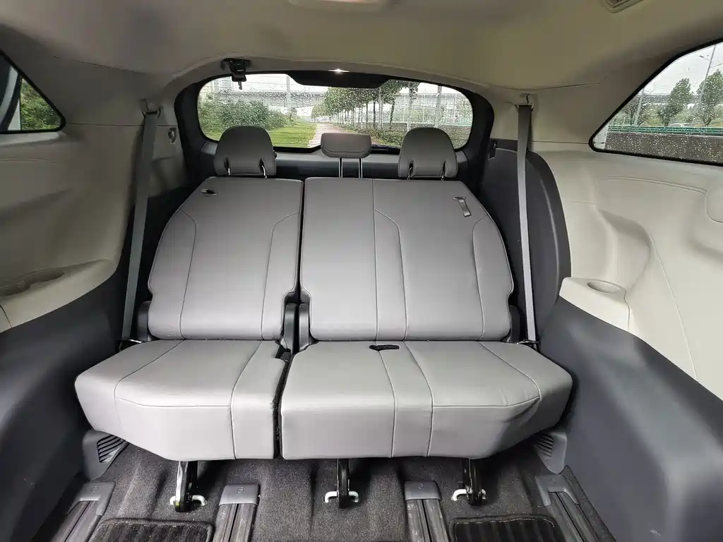 Toyota Granvia — фото 9