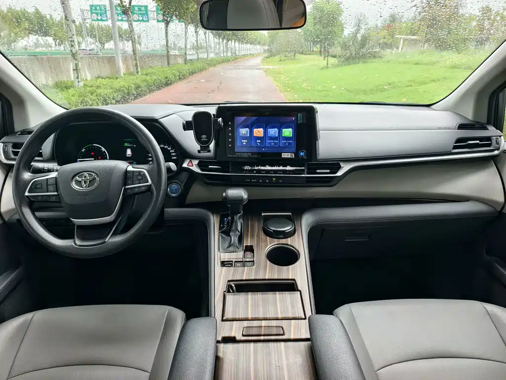 Toyota Granvia — фото 10