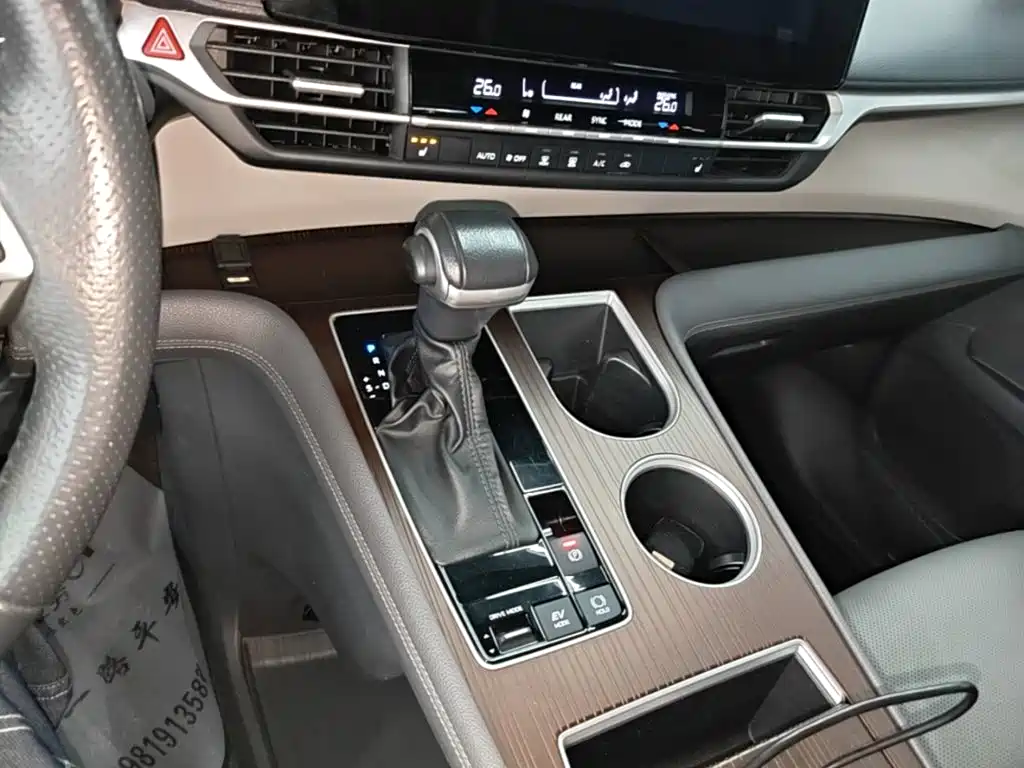 Toyota Granvia — фото 13