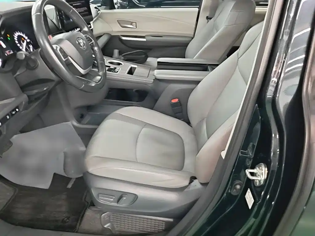 Toyota Granvia — фото 14