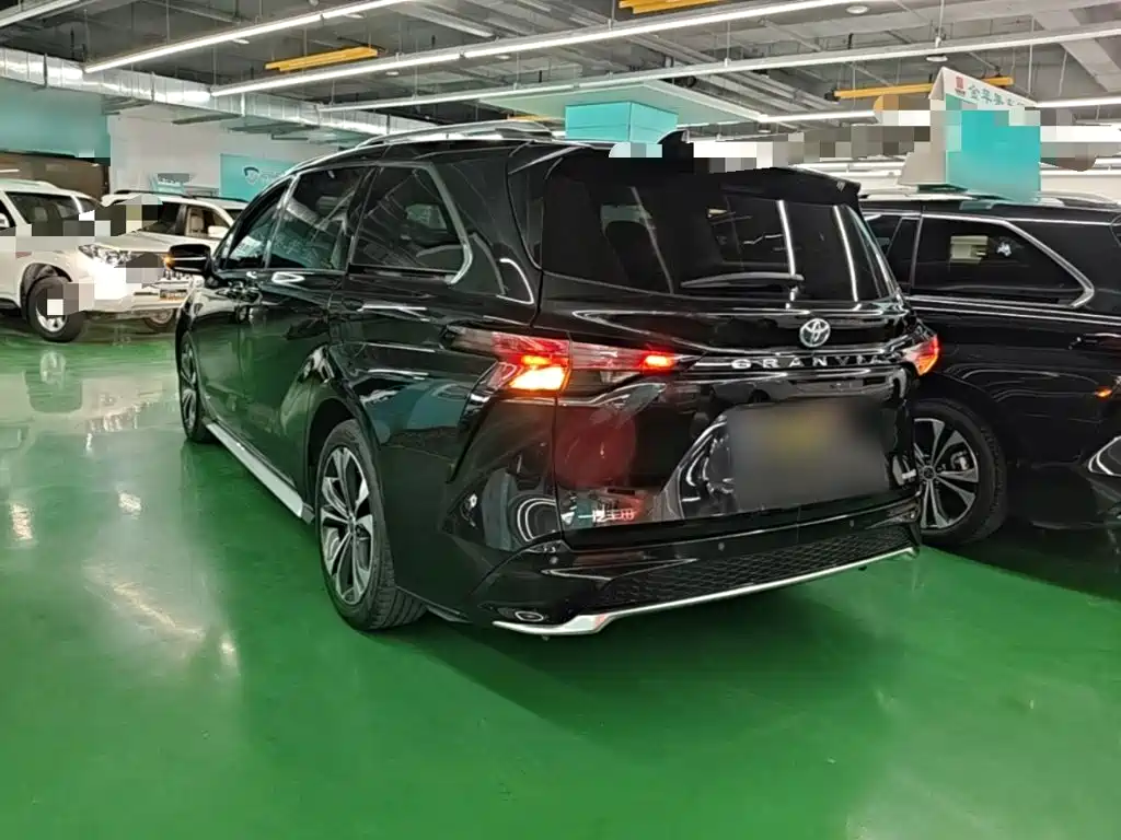 Toyota Granvia — фото 4