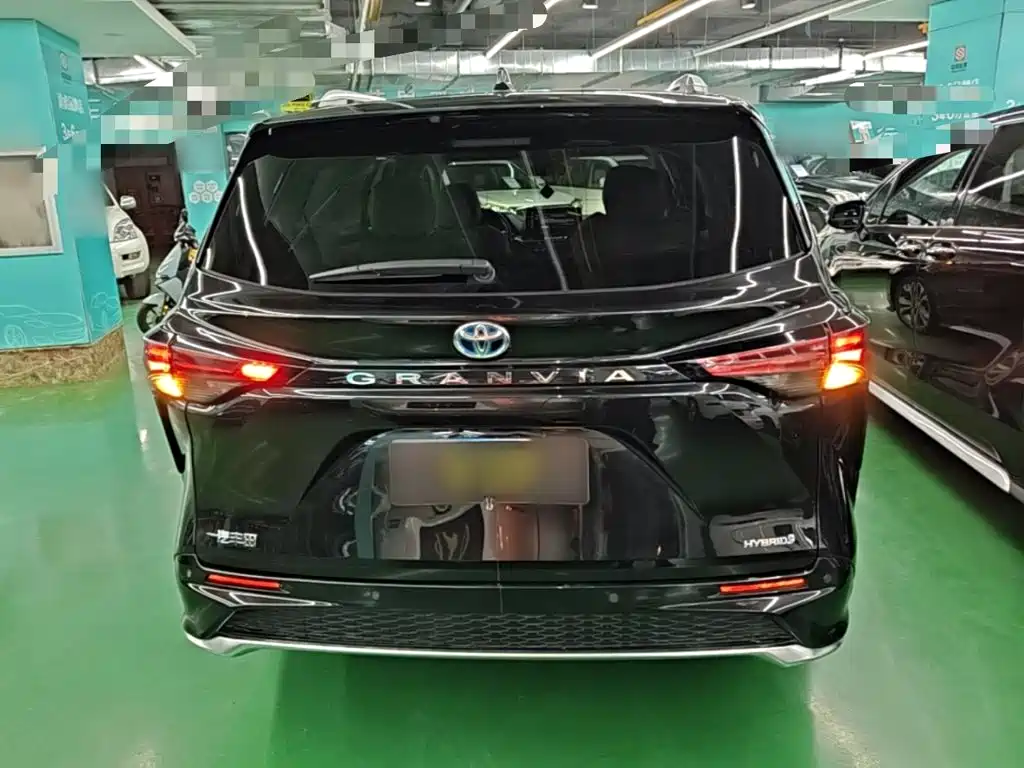 Toyota Granvia — фото 5