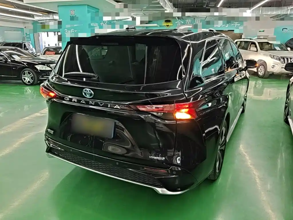 Toyota Granvia — фото 6