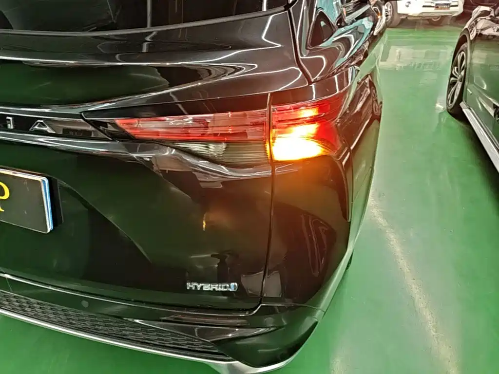 Toyota Granvia — фото 7