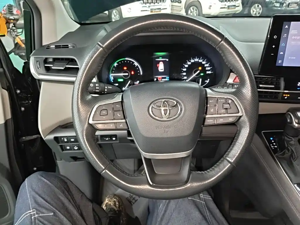 Toyota Granvia — фото 10