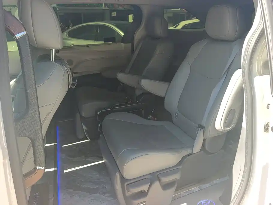 Toyota Granvia — фото 11